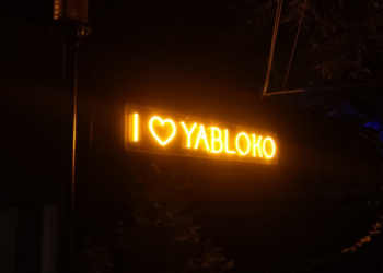 Неоновая вывеска для улицы